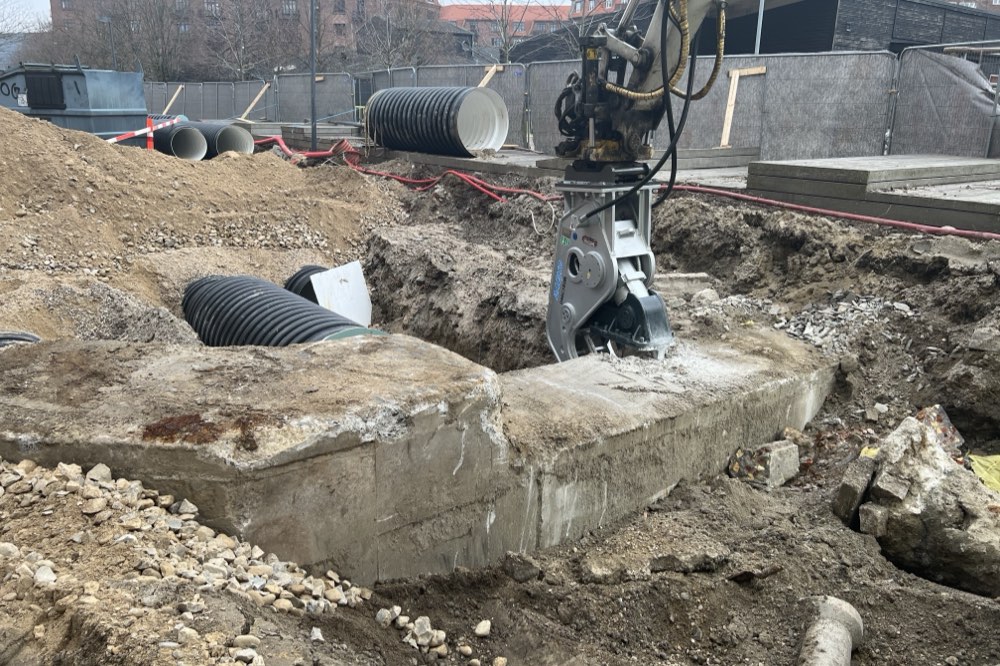 Jord- og entreprenørarbejde — nedbrydning af betonfundament med hydraulikhammer